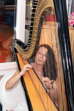 Scarlett Khoury, harpiste