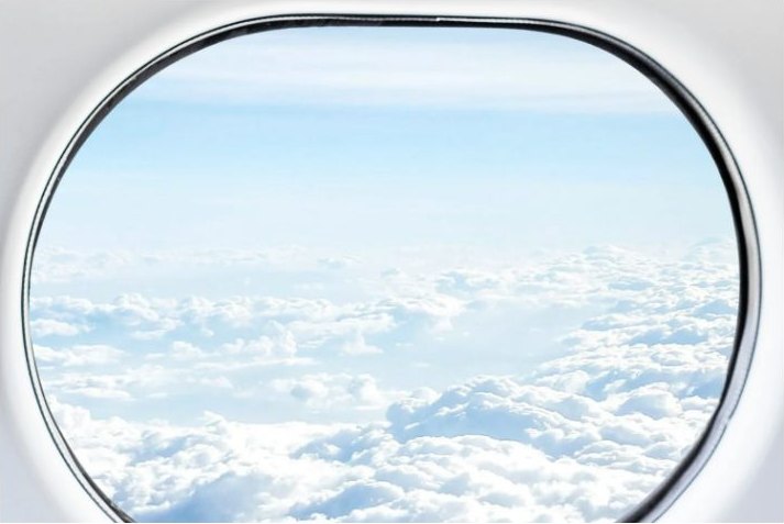 Vue sur les nuages depuis le hublot d’un jet privé