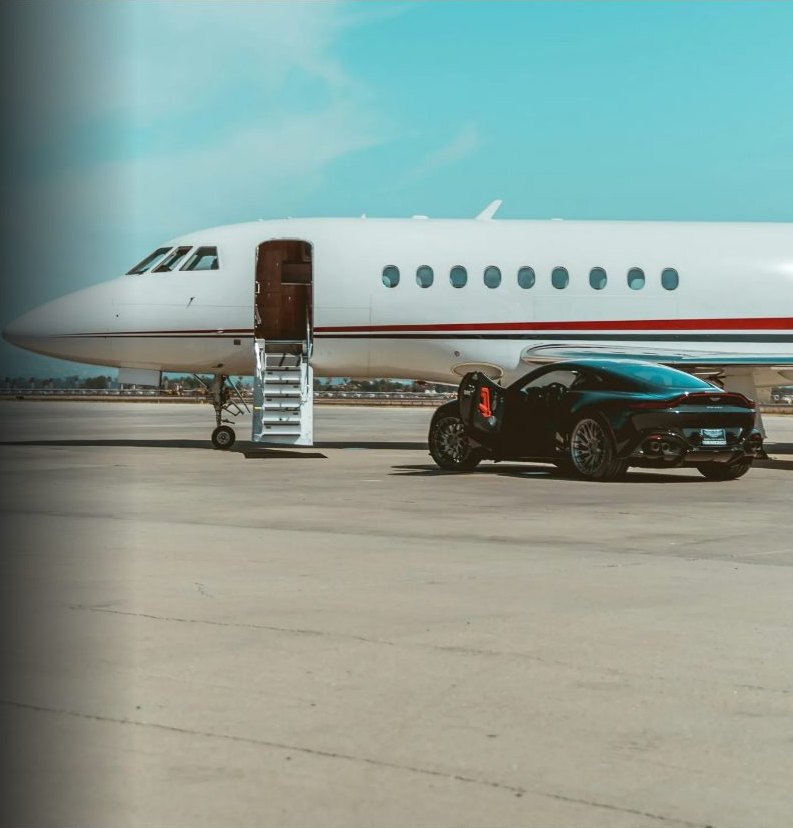 Jet privé et voiture de prestige sur le tarmac