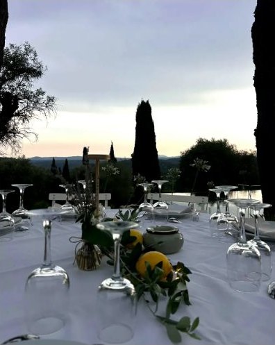 Table dressée dans une villa au crépuscule