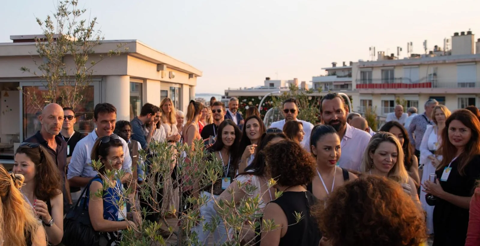 Zahlreiche Unternehmer auf dem Ostral Roof in Nizza bei Sonnenuntergang, bei einem K&Eacute;FI-Abend