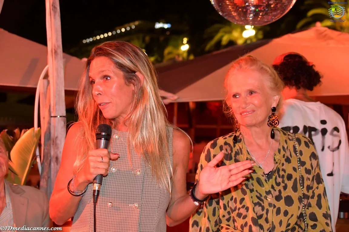 &Eacute;lodie Putteman und Nicolle Martin sprechen gemeinsam bei einem K&Eacute;FI-Abend im Les Canailles in Nizza
