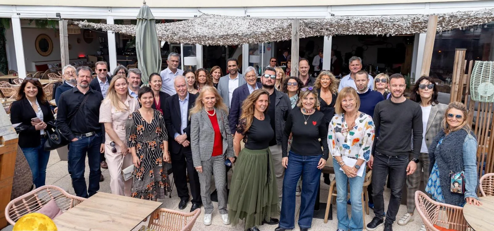 Rund f&uuml;nfzig Unternehmer beim Gruppenfoto eines K&Eacute;FI-Lunches im Naya