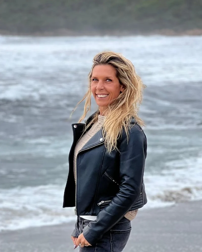 Portr&auml;t von &Eacute;lodie Putteman, Gr&uuml;nderin von K&Eacute;FI, l&auml;chelnd am Meer