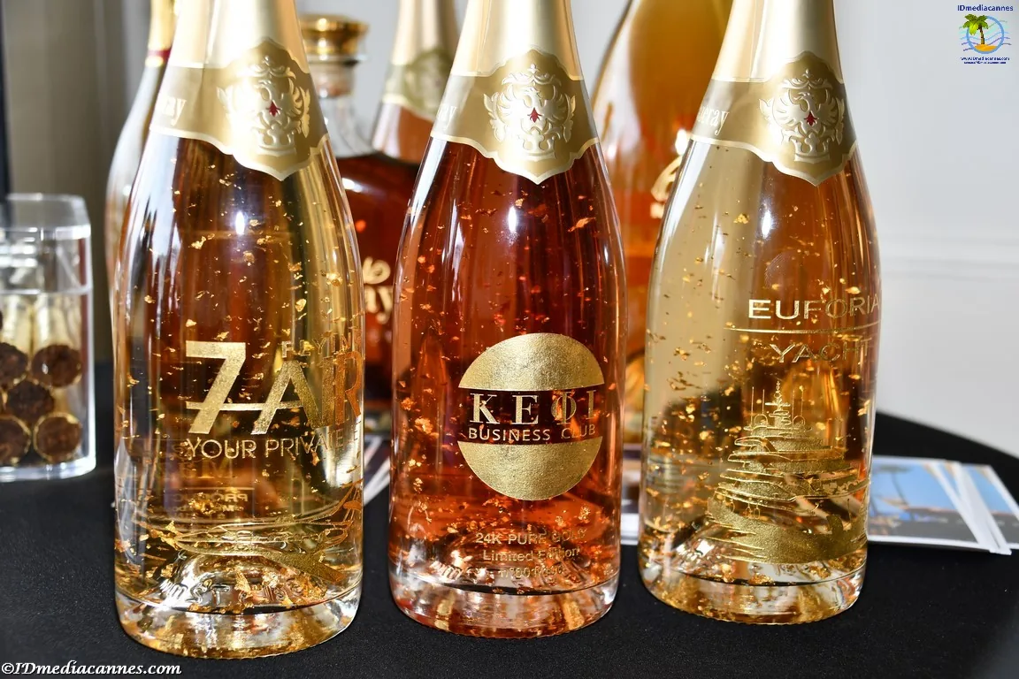 Drei personalisierte Cuv&eacute;es mit Blattgold von Mr Gold, mit den Namen Flying7Air, K&Eacute;FI Business Club und Euforia Yacht