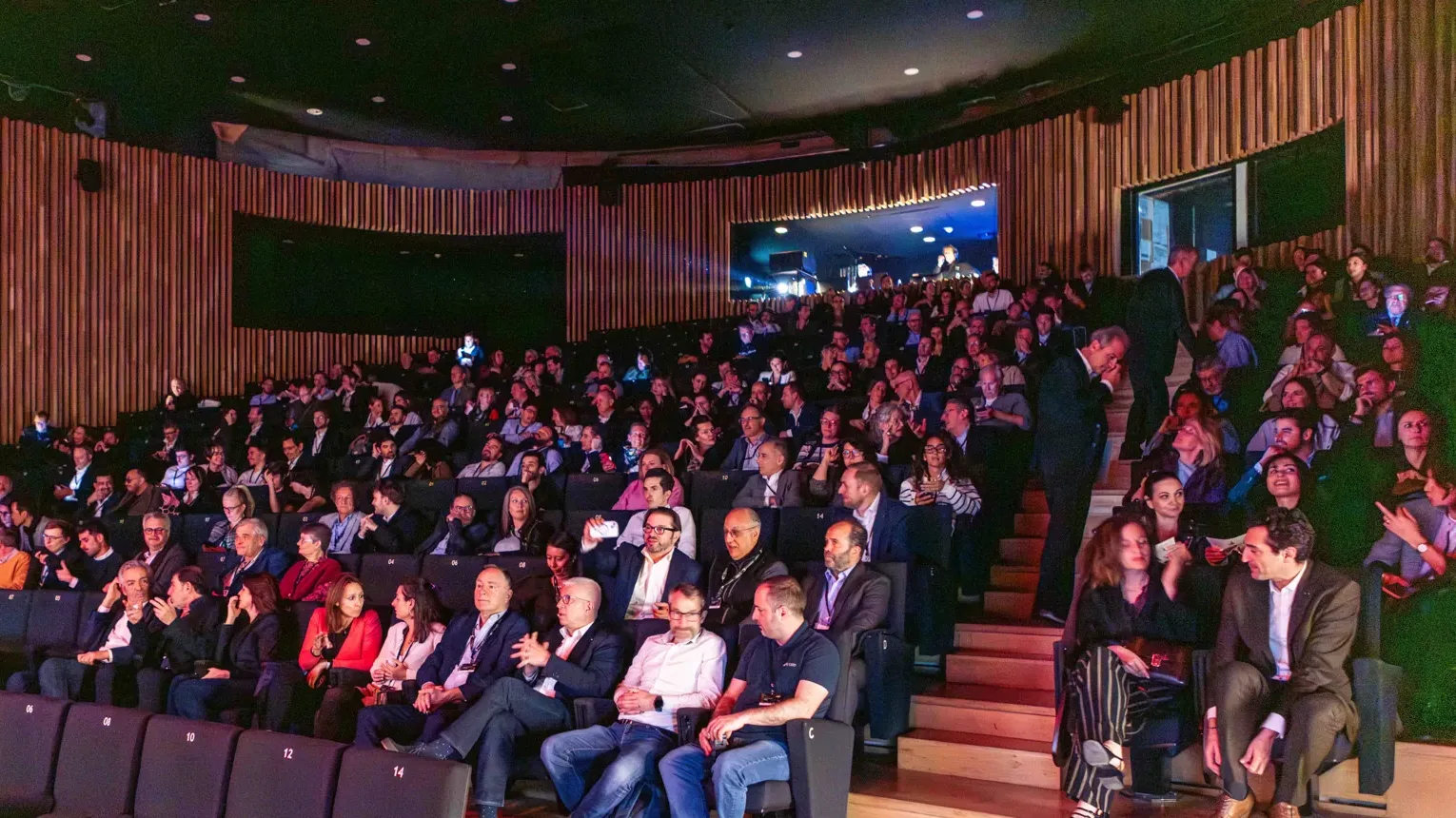 Das Auditorium des Cosquer M&eacute;diterran&eacute;e voller applaudierender Teilnehmender w&auml;hrend der Verleihung