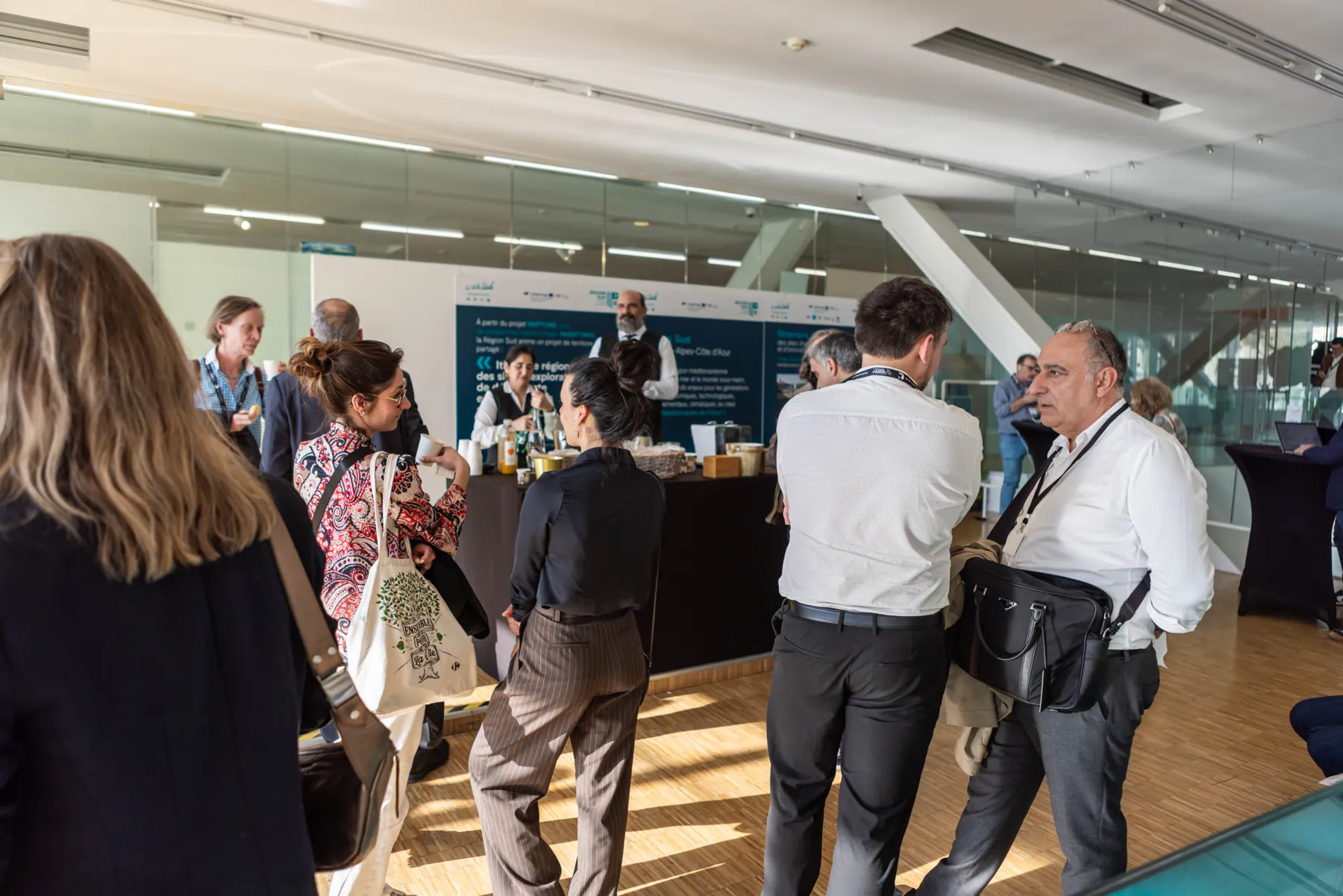 Besucher an den St&auml;nden der Start-ups w&auml;hrend des Demo Day