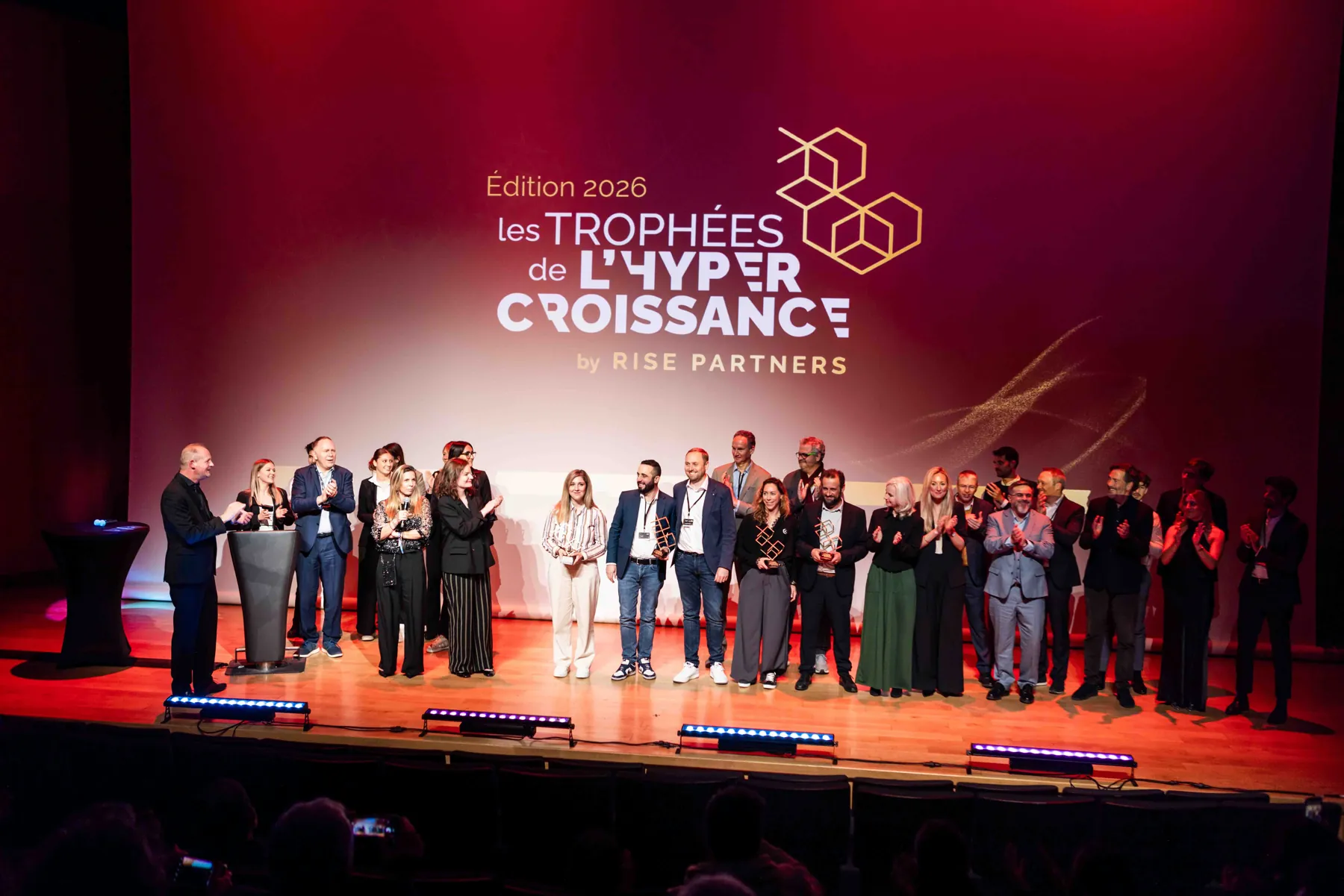 Preistr&auml;ger und Organisatoren auf der B&uuml;hne der Troph&eacute;es de l&rsquo;Hypercroissance 2026 vor dem Logo der Ausgabe
