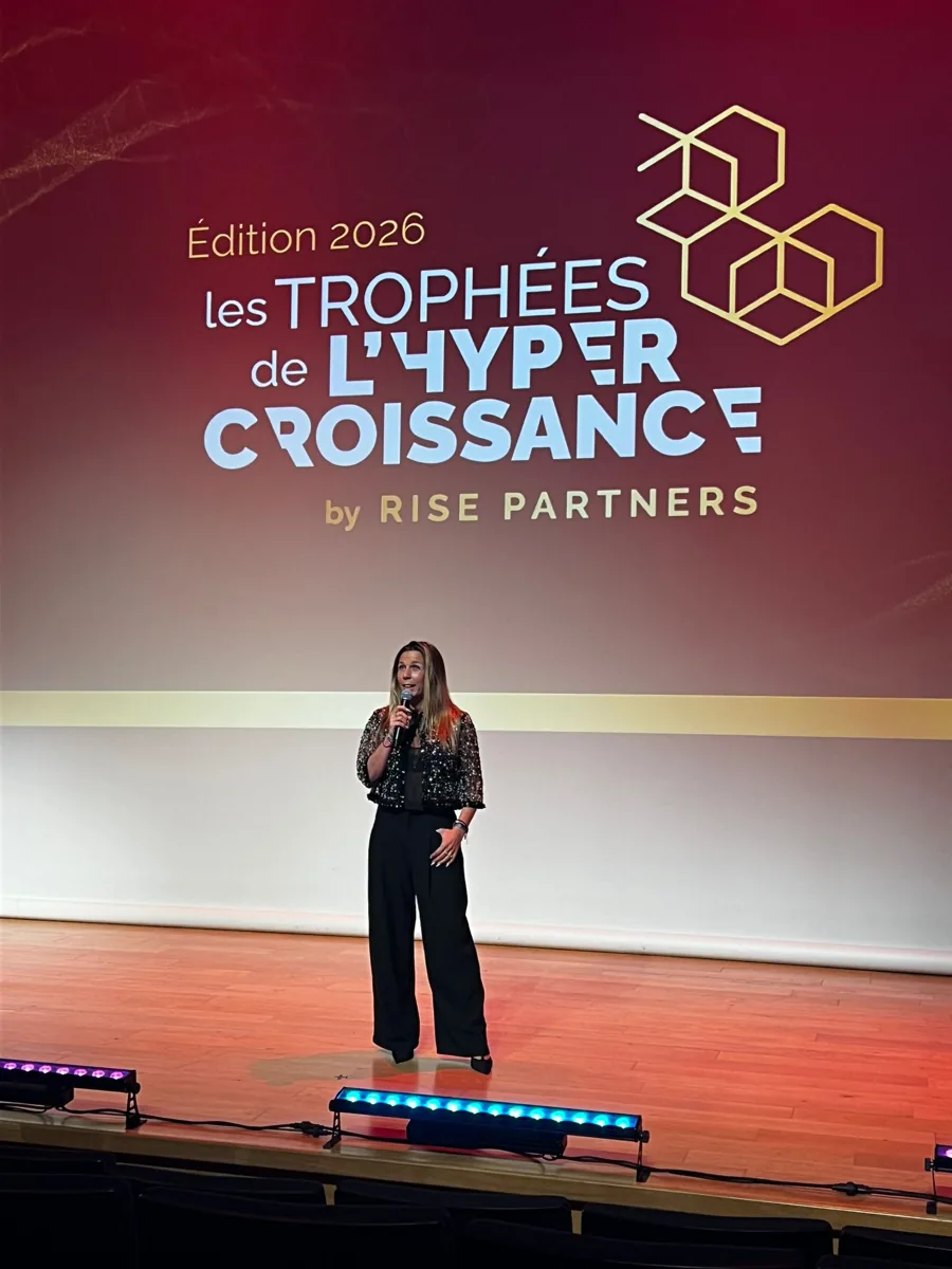 &Eacute;lodie Putteman auf der B&uuml;hne vor der Leinwand der Troph&eacute;es de l&rsquo;Hypercroissance 2026