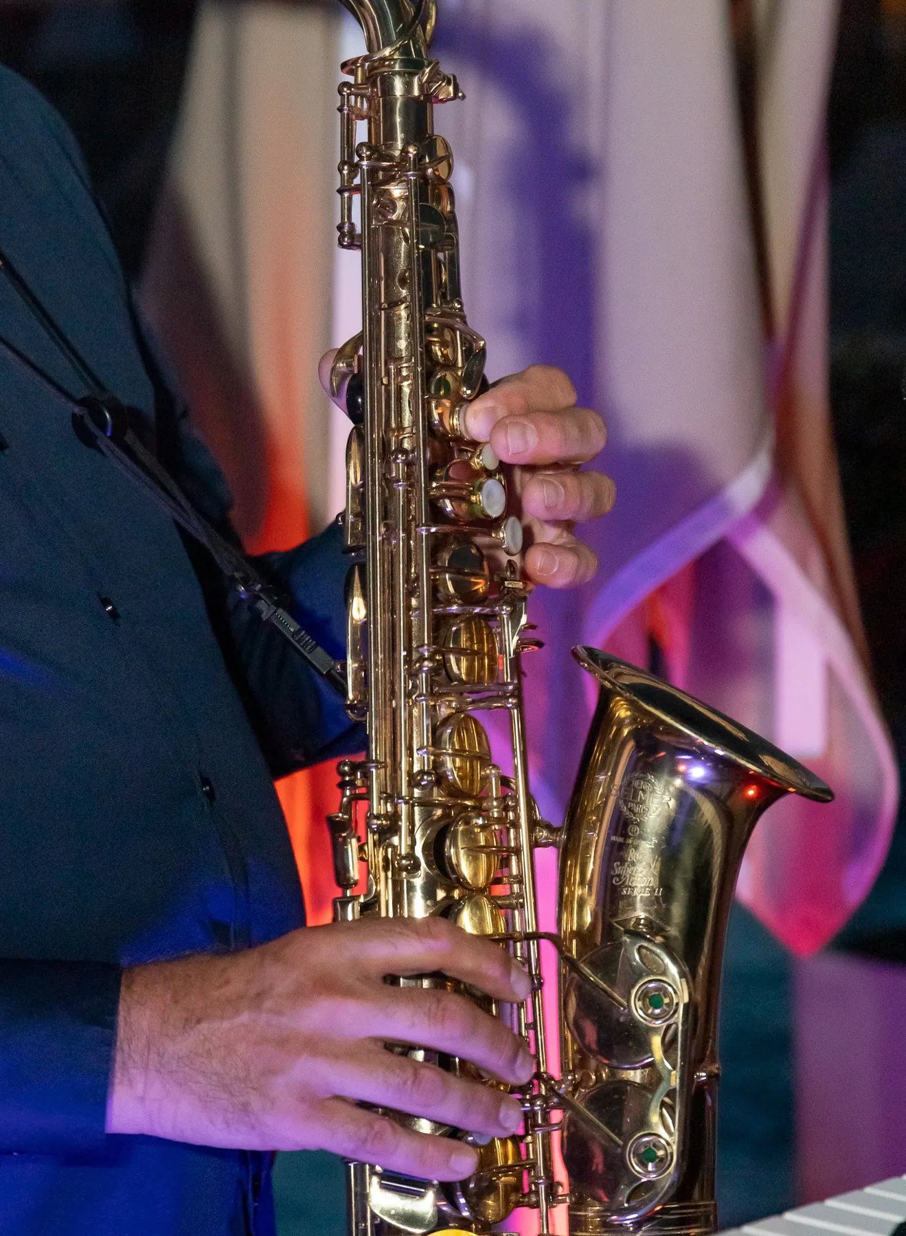 Saxofonist Anthony Depetris spielt live, Nahaufnahme seines Saxofons