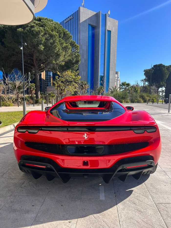 Ferrari 296 von hinten