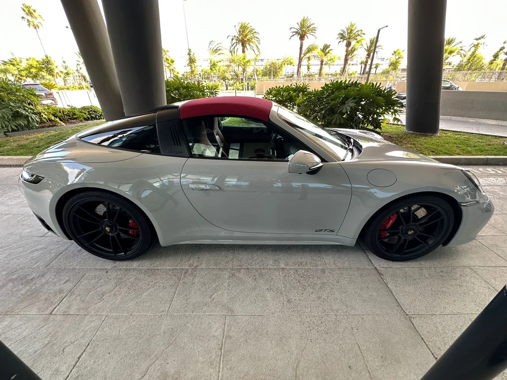 Grauer Porsche 911 Targa GTS mit bordeauxrotem Dach