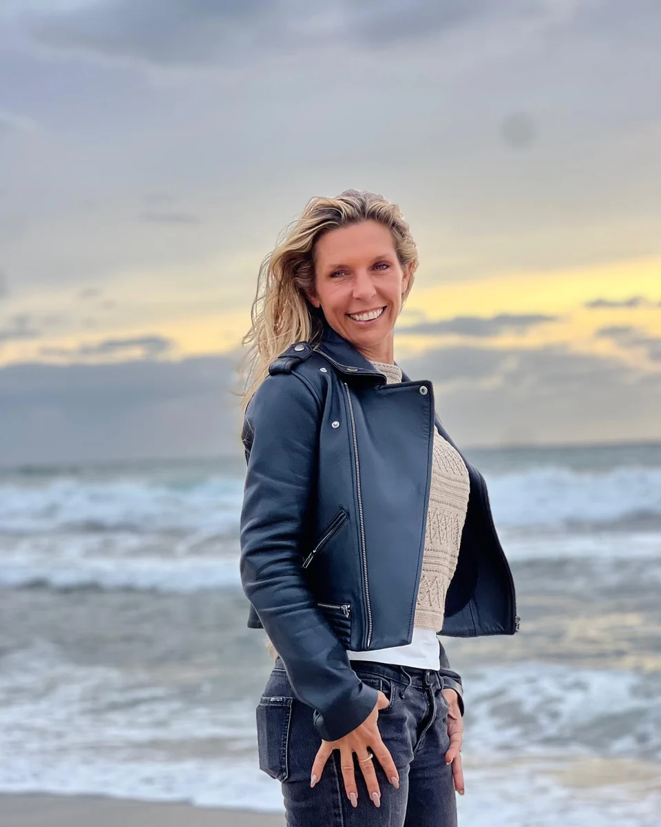 &Eacute;lodie Putteman, Gr&uuml;nderin von K&Eacute;FI, l&auml;chelnd am Meer