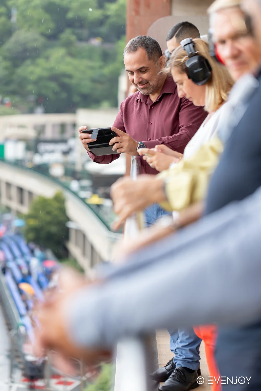 G&auml;ste auf einer privaten Terrasse &uuml;ber der Startlinie des Grand Prix von Monaco