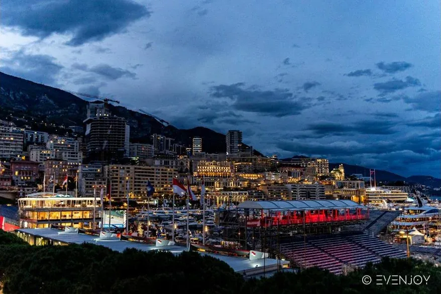 Monaco zur blauen Stunde, der beleuchtete Hafen w&auml;hrend des Grand Prix