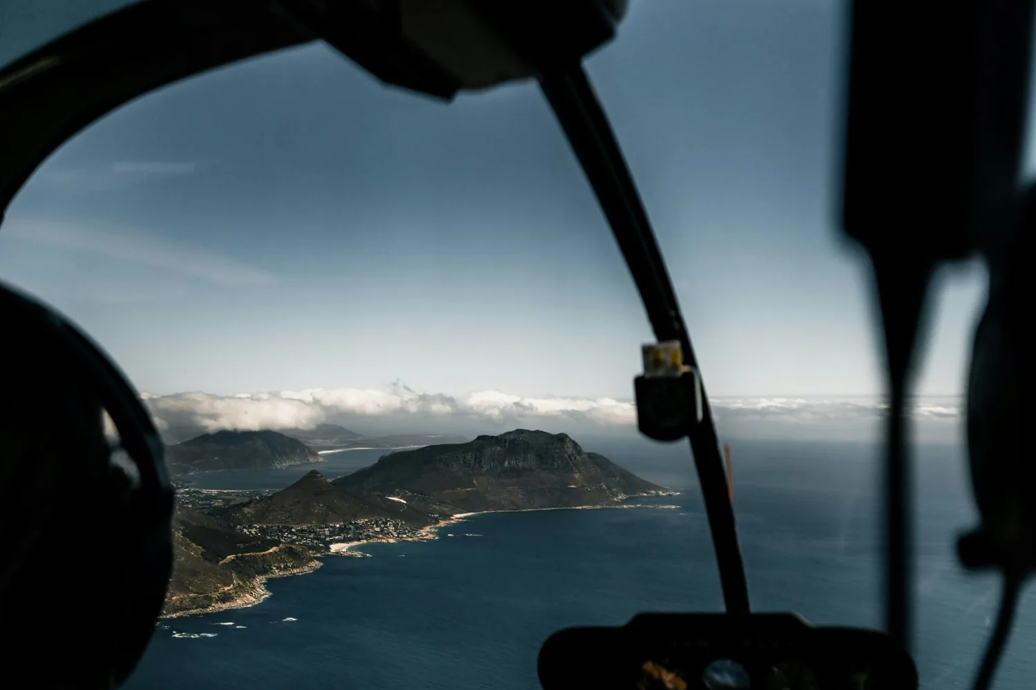 Blick auf die K&uuml;ste aus dem Cockpit eines Hubschraubers