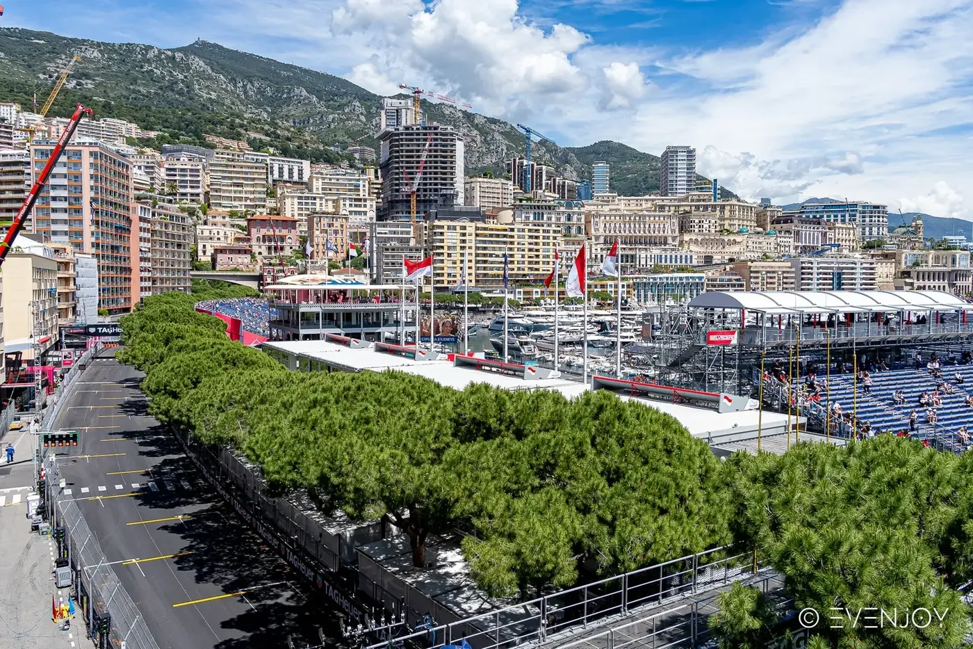Blick auf die Rennstrecke von Monaco, die Trib&uuml;nen und das F&uuml;rstentum von einer Terrasse aus